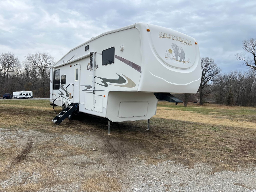 2006 Forest River Cedar Creek Silverback 33LRLBS 